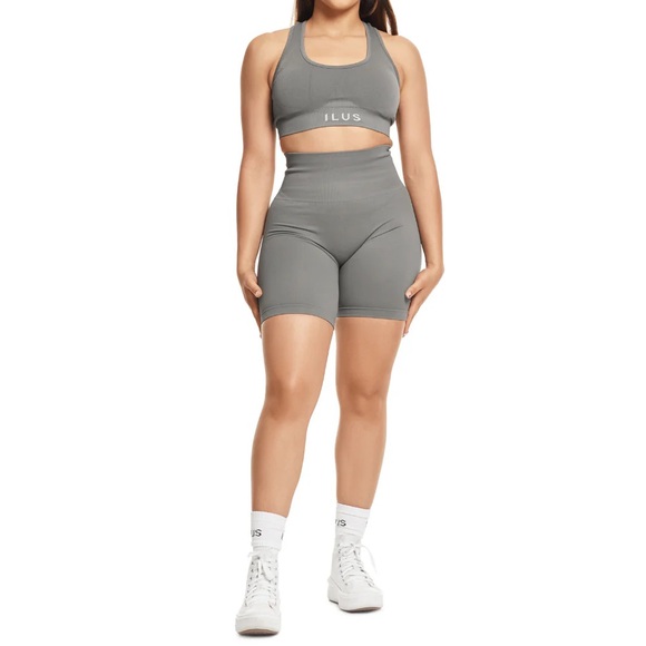 ILUS Seamlux Intensify shorts Large NWT - Picture 4 of 8